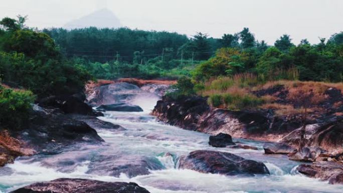 位于Pechiparai大坝附近的快速流动的瀑布水流过岩石悬崖。印度泰米尔纳德邦Kanyakumar