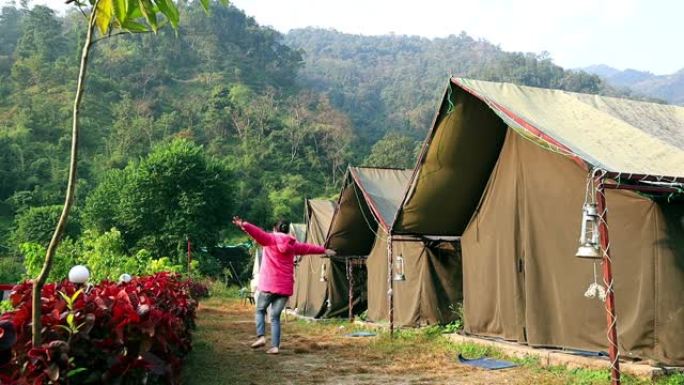 印度北阿坎德邦瑞诗凯诗野营帐篷附近的跑步女孩
