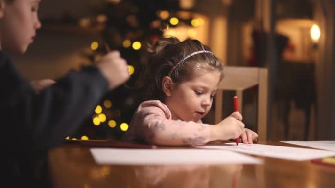 两个孩子在圣诞节氛围中画画