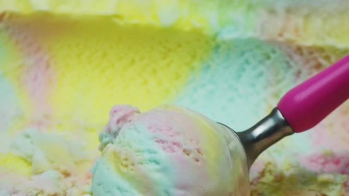 用勺子舀的特写彩虹冰淇淋。