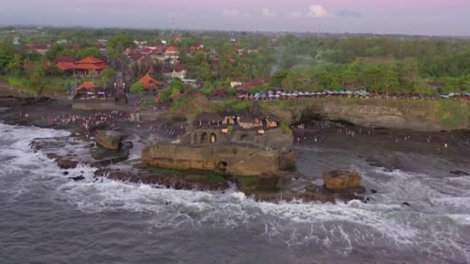 日落时间巴厘岛著名海湾拥挤旅游寺庙综合体航空全景4k印度尼西亚