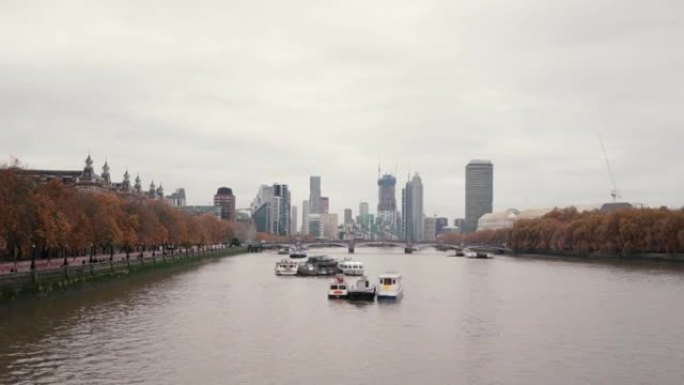 伦敦，泰晤士河和威斯敏斯特大桥上的国会大厦