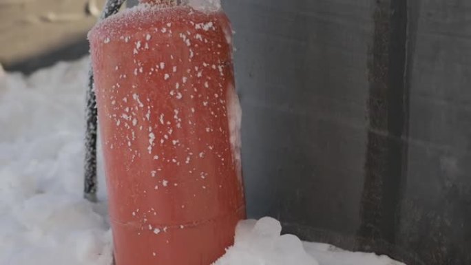 灭火器在冬季被冻结并被霜冻覆盖。