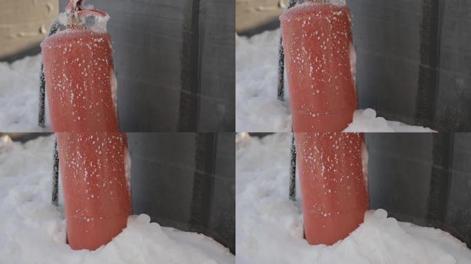 灭火器在冬季被冻结并被霜冻覆盖。