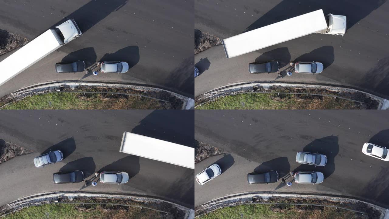 驾驶员检查保险杠是否损坏以签署Europrotocol。道路交通事故: 2车相撞。