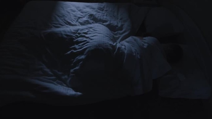 男人在床上辗转反侧，无法入睡