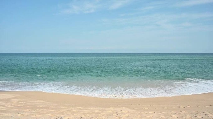 柔软的蓝色海浪在干净的沙滩上。