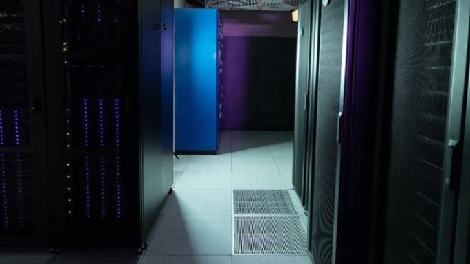 一排排紫色和蓝色电脑服务器的空走廊视频