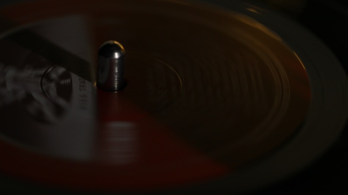 留声机上转动的黑胶唱片
