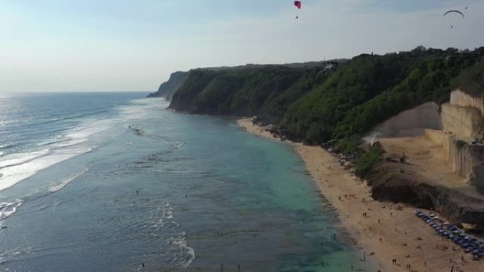 阳光明媚的白天巴厘岛著名的海岸线海滩湾航空全景4k印度尼西亚