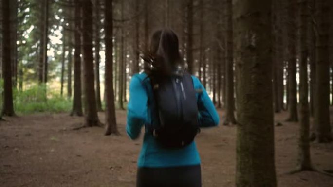 在森林里，专心致志的无法辨认的活跃女人在奔跑