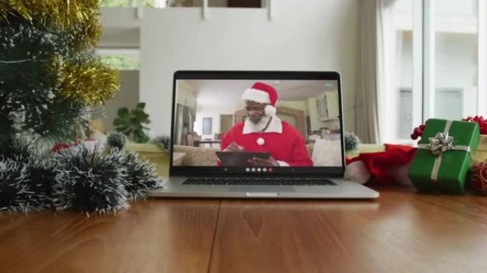 圣诞老人穿着圣诞老人服装的非裔美国人在笔记本电脑上的视频通话