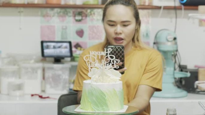 这个视频博客是关于装饰蛋糕的。
