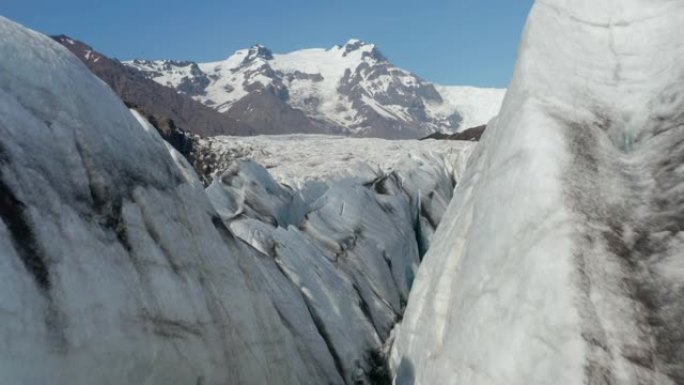 鸟眼无人机飞过冰岛Breidamerkurjokull冰川舌头的破裂冰块地层。冰山漂浮的惊人鸟瞰图。