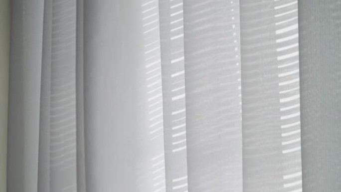 白色卧室里有窗户的白色挥舞窗帘