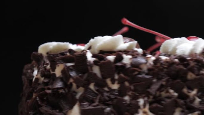 黑色背景上的旋转黑巧克力蛋糕，慢动作。