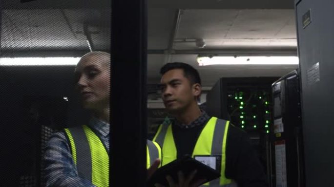 两名技术人员在服务器机房一起工作的4k视频片段