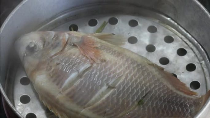 蒸锅中大型淡水鱼的特写镜头。
