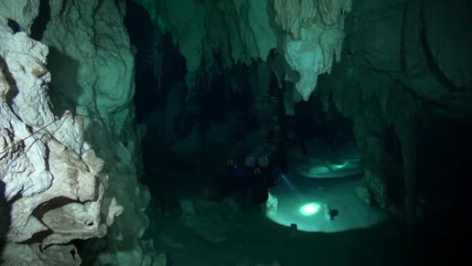 洞穴潜水员探索洞穴区