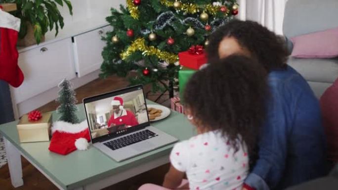 圣诞节期间，与圣诞老人进行视频通话的非洲裔美国母女快乐