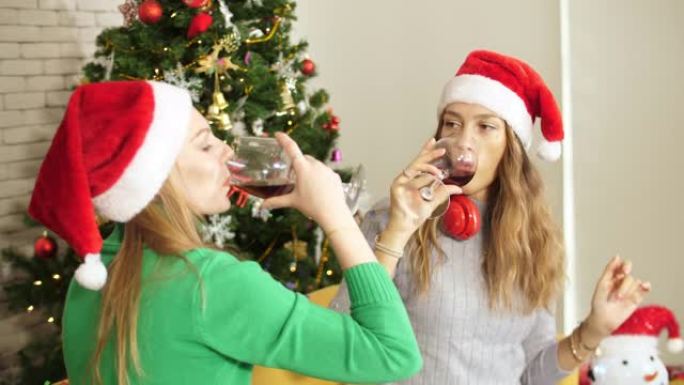 假期和庆祝概念-快乐的朋友在家里举行圣诞晚宴，喝红酒