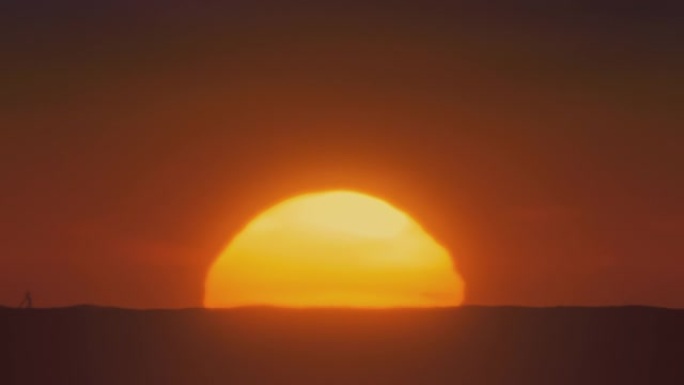 非洲日落时间流逝，有大太阳和无云的天空电影4k镜头。