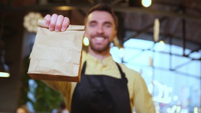 咖啡师服务员手中的纸质食品包装