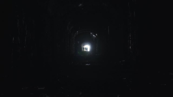 人们在隧道外的灯光下行走