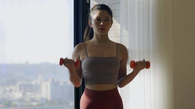 亚洲妇女在家锻炼。