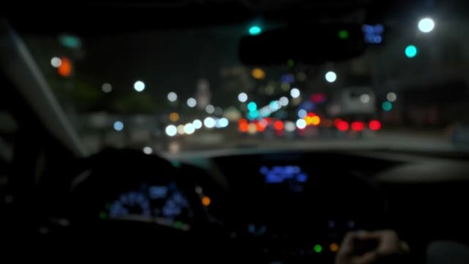 夜路模糊的视野和过往汽车的眩光。慢速镜头