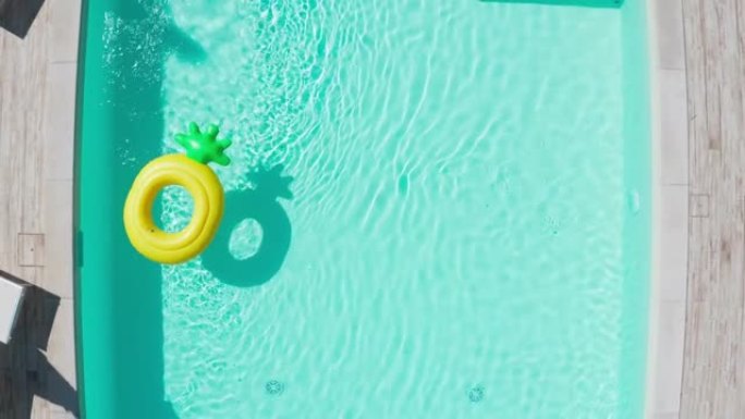 漂浮在游泳池水面上的黄色充气环的4k静态镜头