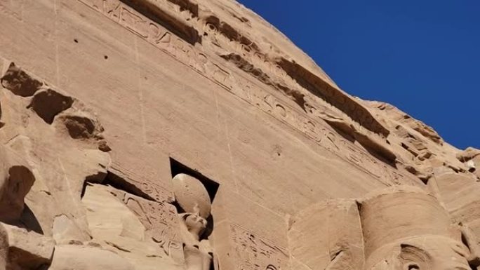 埃及阿斯旺: 位于纳赛尔湖旁的努比亚，埃及南部法老拉美西斯二世的大阿布辛贝尔神庙。