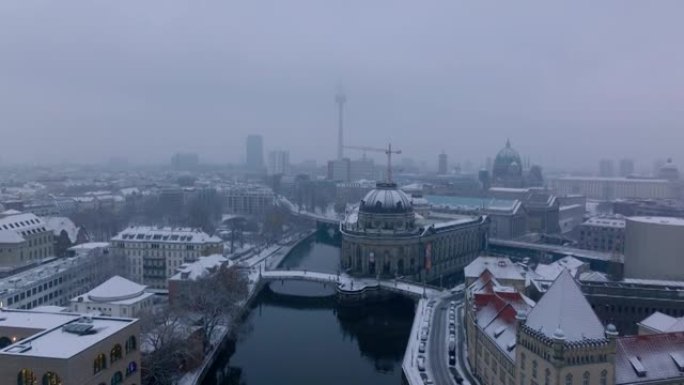 市中心地标的下降镜头。波德博物馆在施普雷河海滨的冬季航拍。德国柏林