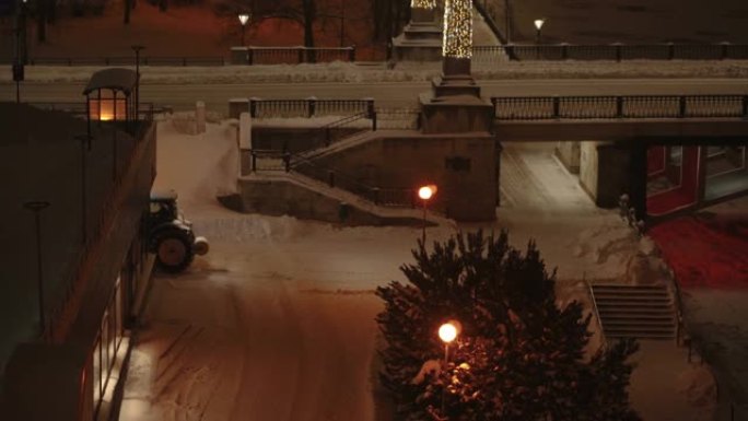 爱沙尼亚积雪道路的公园俯视图