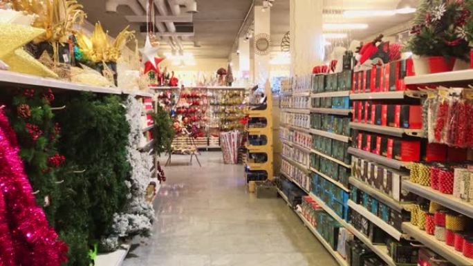 过道景观货架上满是圣诞装饰品，无人在家准备节日。圣诞节后的销售概念