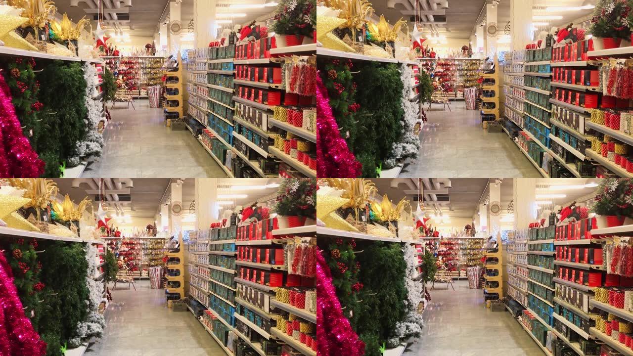 过道景观货架上满是圣诞装饰品，无人在家准备节日。圣诞节后的销售概念