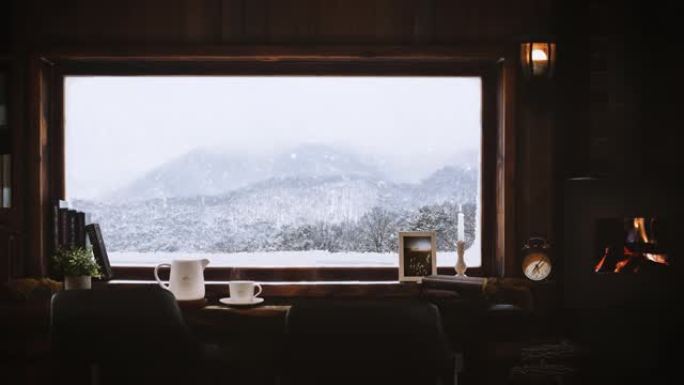 壁炉、咖啡和温暖的山间小屋的雪景