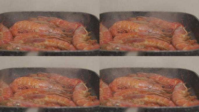 阿根廷红虾在平底锅上做饭
