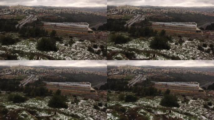 雪景中的耶路撒冷红色屋顶