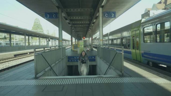 在地铁站站台等火车的女人