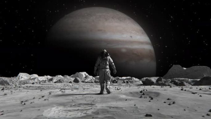 勇敢的宇航员穿着太空服自信地在月球上走向木星，被岩石覆盖。月球表面的第一位宇航员。人类的重要时刻。先