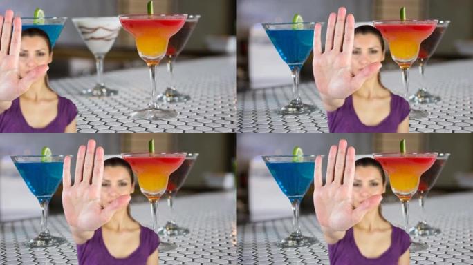 动画的白人妇女做停止手势，在酒吧的鸡尾酒杯上