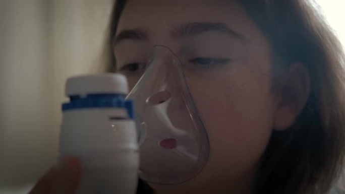 儿童哮喘吸入面罩疾病的特写镜头小女孩独立做气雾剂。