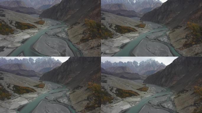 喜马拉雅山秋季河流的风景鸟瞰图