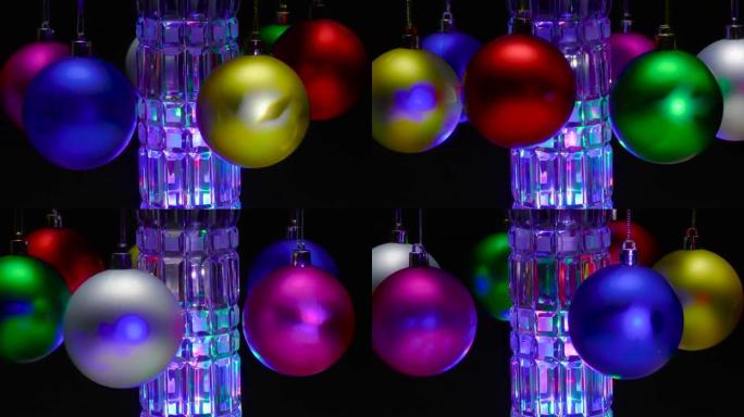 彩色圣诞球绕着水晶闪烁的柱子旋转