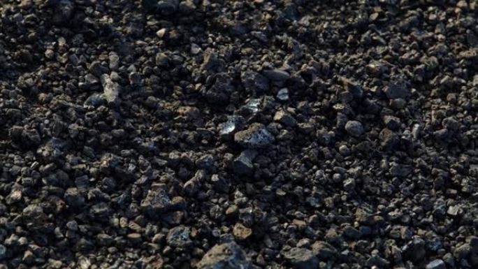 煤渣在月球陨石坑关闭