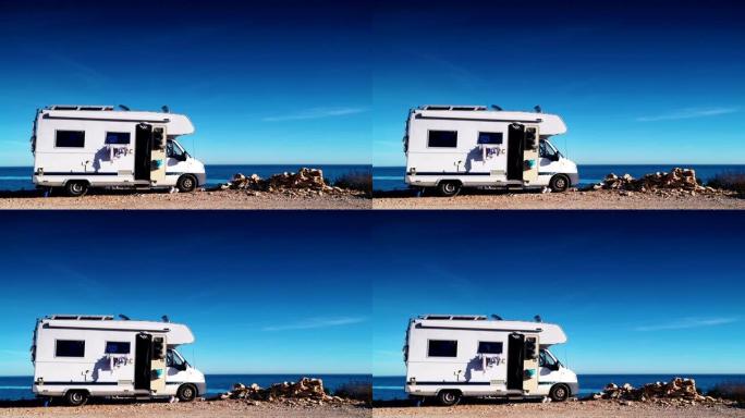 露营车在海滩海边露营