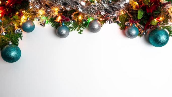 用圣诞球、闪亮的金属丝、浅色和蛇纹石框绿色松枝