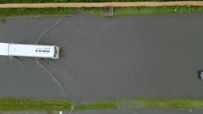 大雨过后，汽车在洪水泛滥的街道上行驶的城市交通鸟瞰图。道路排水系统存在问题。