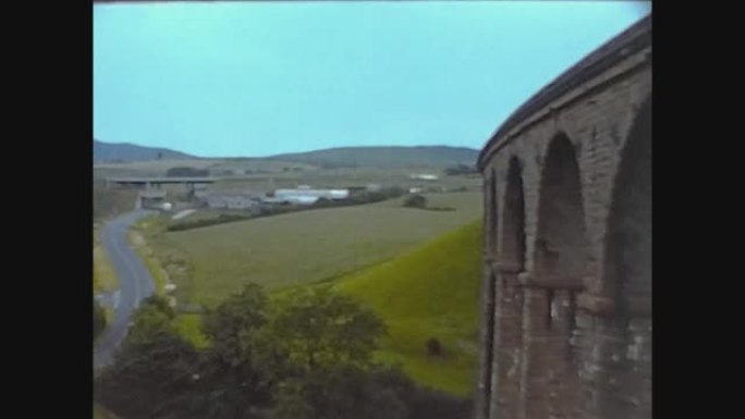 英国1967，60年代低吉尔和废旧铁路桥的景色